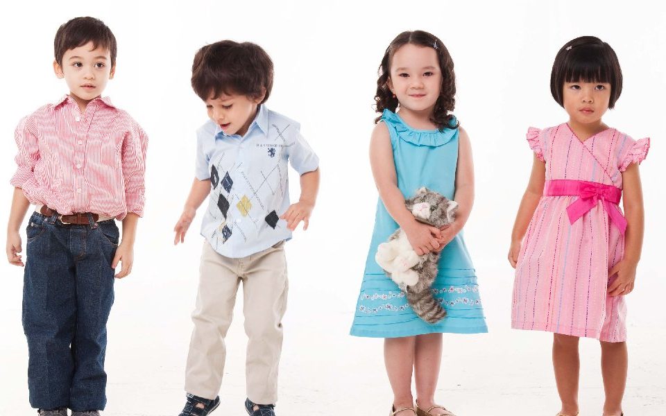 What features should a child's clothes have?