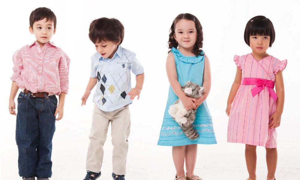 What features should a child's clothes have?